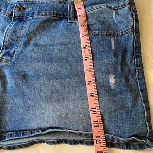 Old Navy Plus Sz 22 Jean shorts w/embellishments.